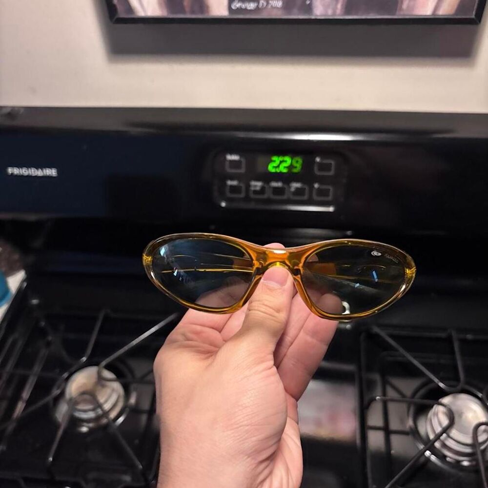 Vintage 1990s Polarized Bollé Oakley Esc sky kids amber sunglasses, no flaws!